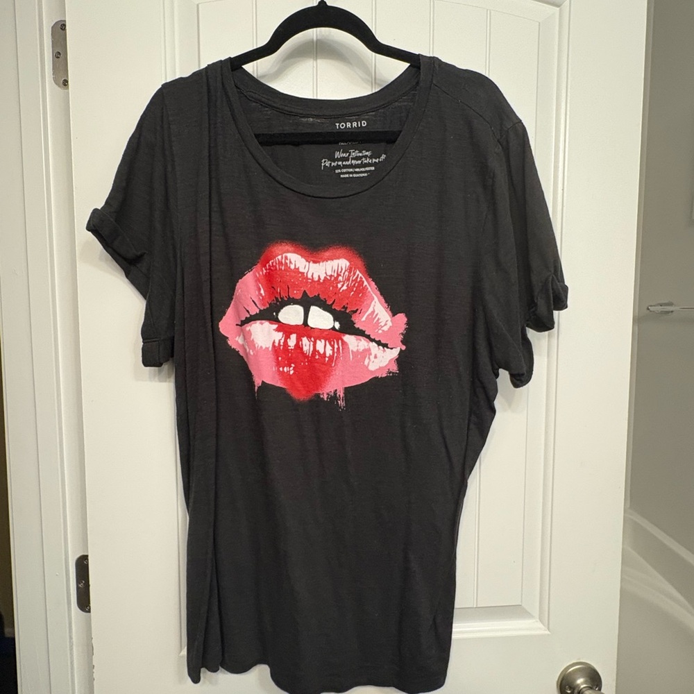 Torrid Charcoal Tee with Pink Lips Graphic
